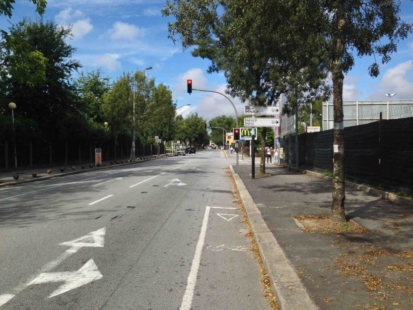 Chegando ao cruzamento da FEUP, na Rua Dr. Roberto Frias, que opções tenho? Onde tem continuidade a pista de ciclismo? 